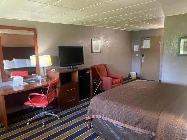 Economy Inn North Randall Main image