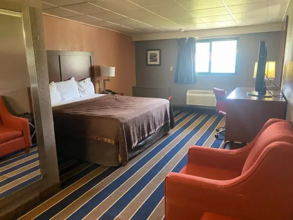 Economy Inn North Randall 4