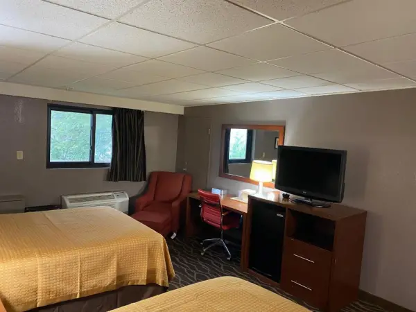 Economy Inn North Randall 6