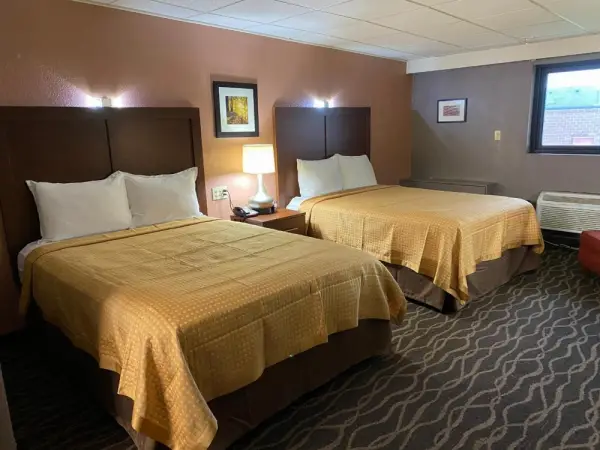 Economy Inn North Randall 7