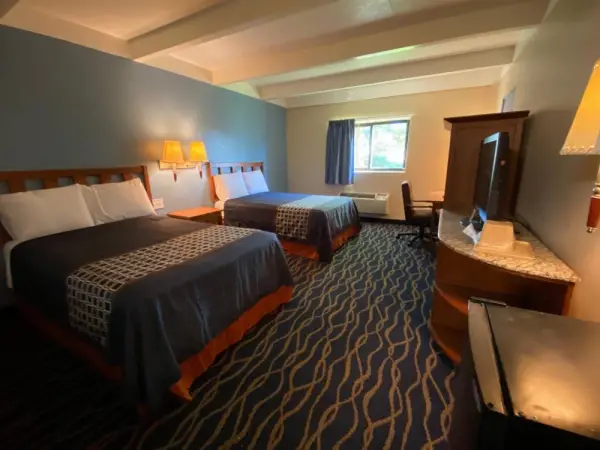 Economy Inn North Randall 8